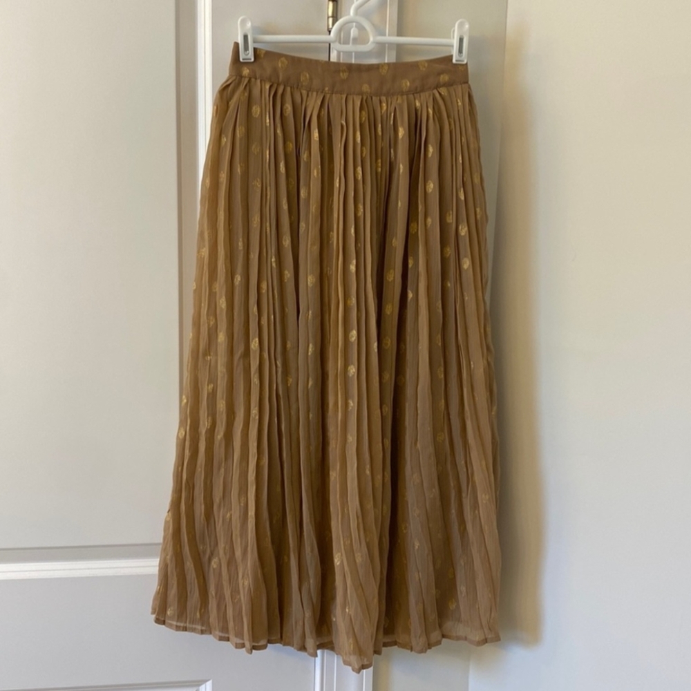 Beautiful pleaded skirt with gold accents